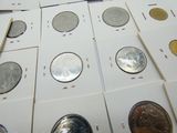 un lot de pièces de monnaie posées sur une table