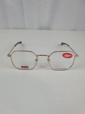 gros plan d'une paire de lunettes sur une surface blanche