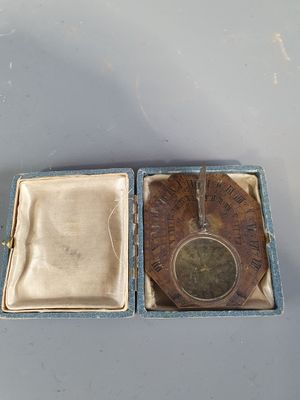 une boîte avec une montre à l'intérieur sur une table