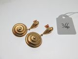 deux boucles d'oreilles dorées avec une étiquette de prix sur un fond blanc