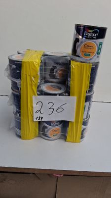 une pile de boîtes de conserve entourées d'un ruban jaune