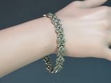 un gros plan sur la main d'une personne portant un bracelet