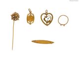 une photo d'une collection de bijoux sur fond blanc