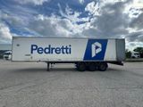 une photo d'un semi-remorque garé sur un parking