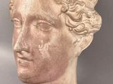 un gros plan sur la tête d'une statue représentant une femme