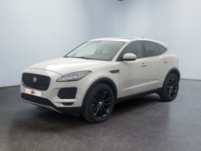 Le SUV Pace de Jaguar, de couleur blanche, est garé dans un showroom.