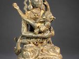 l'image d'une statue de femme assise sur une table