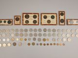 de nombreux types de pièces exposées sur le mur