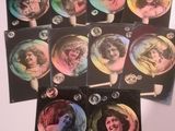 plusieurs autocollants représentant des femmes dans des bulles