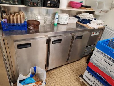 un plan de travail en inox sur lequel sont posés tout un tas de plats