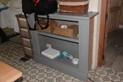 un sac posé sur une étagère à côté d'un lit