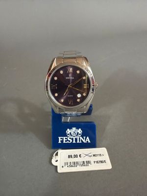 une montre posée sur une table