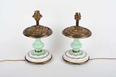 Paire de lampes en laiton et porcelaine polychrome à décor d… - Photo 1