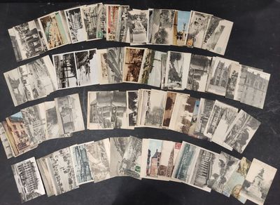 de nombreuses cartes postales anciennes sur un fond noir