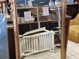 un grand miroir posé par terre dans un magasin