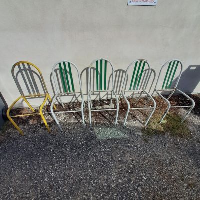 cinq chaises alignées contre un mur