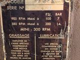 a sign on the side of a machine that says tousssantt de vilis