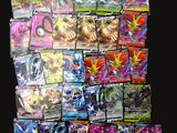 de nombreux types de cartes Pokémon sur fond noir