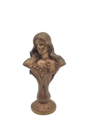 buste en bronze d'une femme aux cheveux longs sur fond blanc