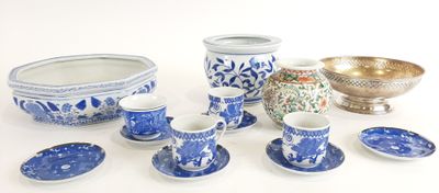 de nombreux vases et bols bleus et blancs sur la table