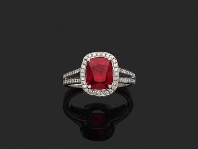 une bague en rubis et diamants