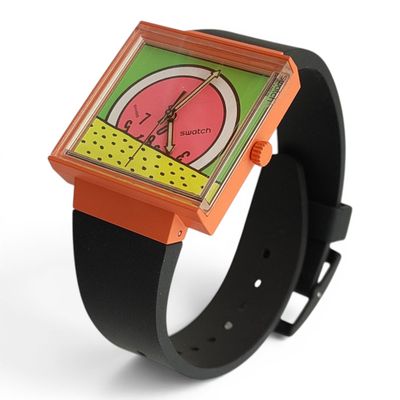 une montre orange et verte dont le cadran comporte une horloge