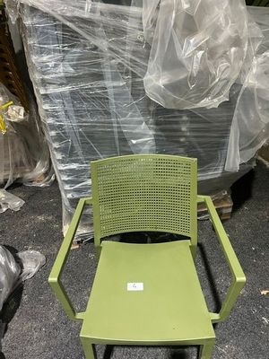 une chaise verte posée au milieu d'un tas d'ordures