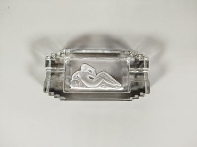 une bague en argent sur laquelle est gravée l'image d'une femme
