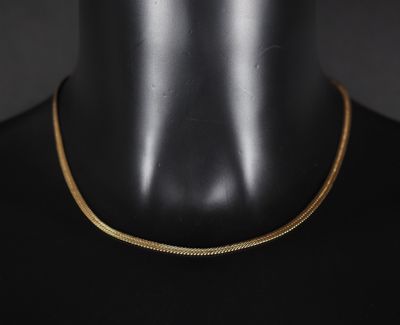 un collier à chaîne en or sur un mannequin mannequin mannequin mannequin mannequin mannequin mannequin mannequin mannequin mannequin