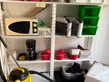 un aspirateur et d'autres objets posés sur une étagère dans une pièce