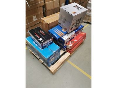 une pile de boîtes et de cartons sur une palette dans un entrepôt