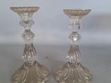 deux bougeoirs en verre transparent posés sur une table