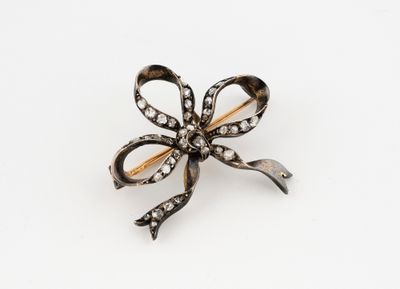 une image représentant une broche en forme de nœud en diamant sur fond blanc