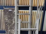 de nombreuses échelles situées à l'extérieur d'un immeuble