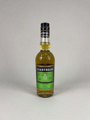 la bouteille de Chartreuse est posée sur une surface blanche