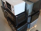 une pile de fours à micro-ondes posée sur une palette