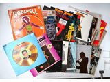 beaucoup de livres de musique et de CD sur la table
