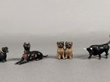 cinq figurines de chats assis en rang