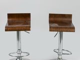 lot de deux tabourets de bar en bois et chrome, avec piètement chromé