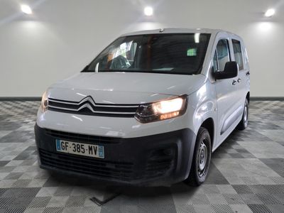 la camionnette blanche est garée dans une grande pièce au sol en damier