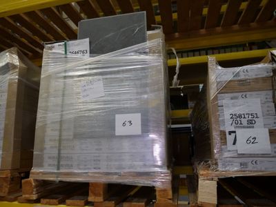 de nombreuses palettes de cartons, chacune sur une palette, dans un entrepôt