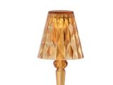 une lampe de table dorée sur laquelle figure le chiffre 753
