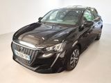 la photo d'une voiture noire garée dans une pièce blanche