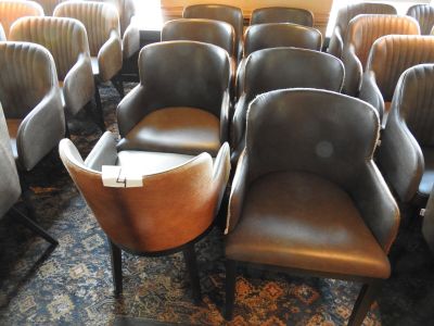 des rangées de fauteuils en cuir dans une pièce recouverte de moquette