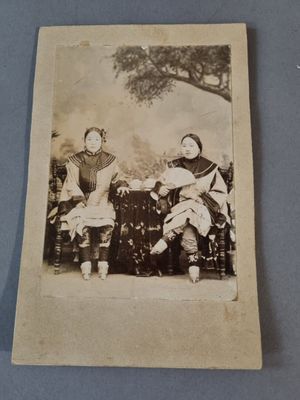 une vieille photo montrant deux femmes assises sur un banc