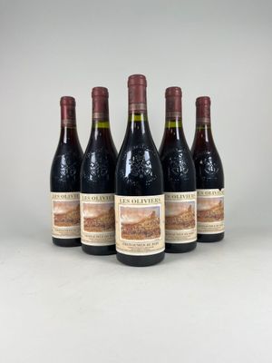 six bouteilles de vin sont alignées dans une rangée