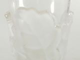 un verre contenant une substance blanche, posé sur une table