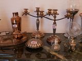 une table sur laquelle sont disposés de nombreux objets en argent