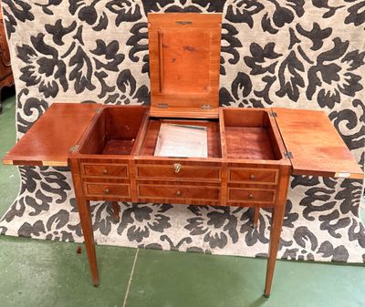 Table coiffeuse de style Louis XVI (accidents)