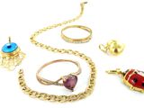 beaucoup de bijoux posés sur la table